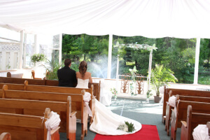 Mariés assis banc de la chapelle