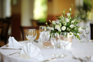 Table réception avec fleurs blanches