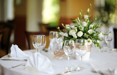 Table réception avec fleurs blanches