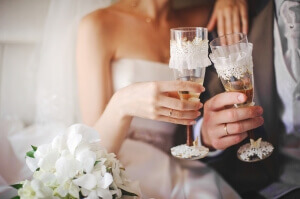 Coupes de champagnes mariés