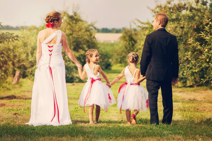 Famille mariés marche dans les vergers
